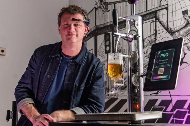 Создатель робота Гомера Сэт Джексон. Фото: www.dailystar.co.uk