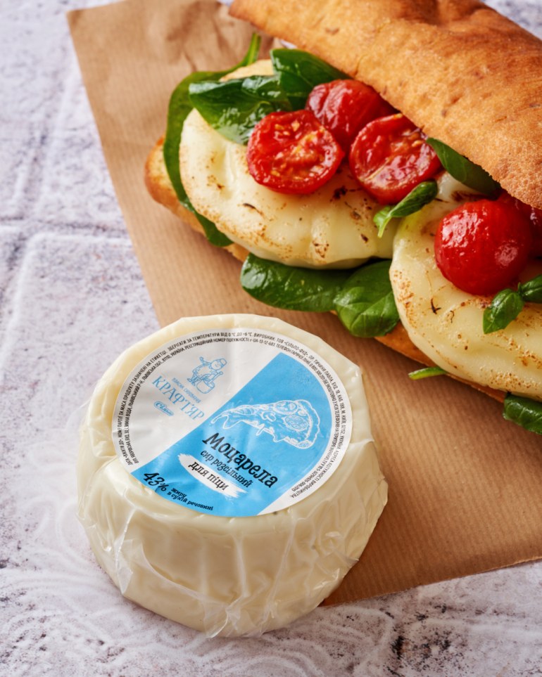 Паніні з моцарелою і томатами