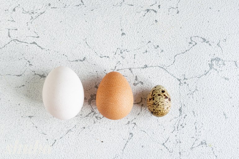 Куряче, цесарчине (посередині) та&nbsp;перепелине яйця