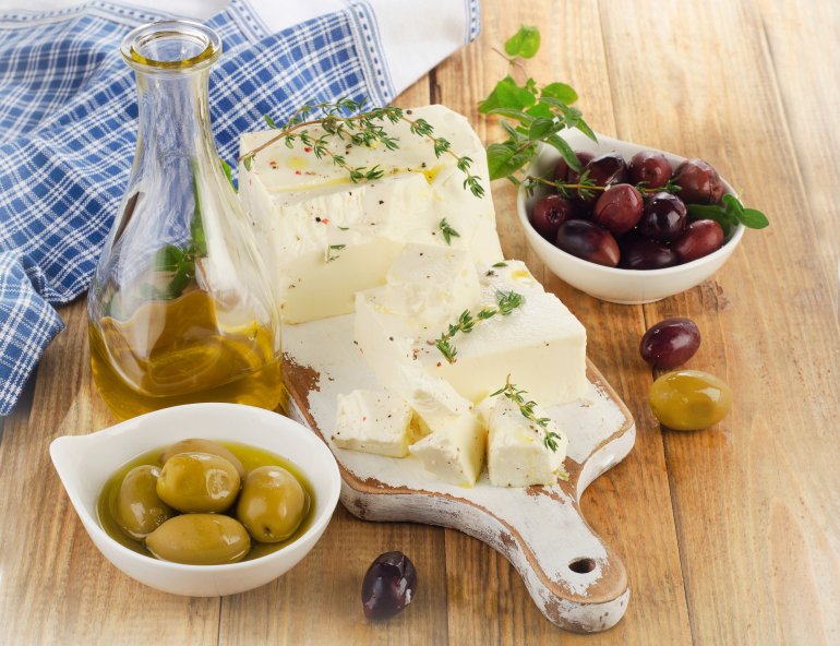 Фета достаточно соленый сыр, учитывайте это, если есть заболевания костей и&nbsp;почек