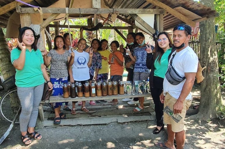 Лорілін Дакіоаг з&nbsp;органічним добривом на&nbsp;основі харчових відходів. Фото: news2.abs-cbn.com