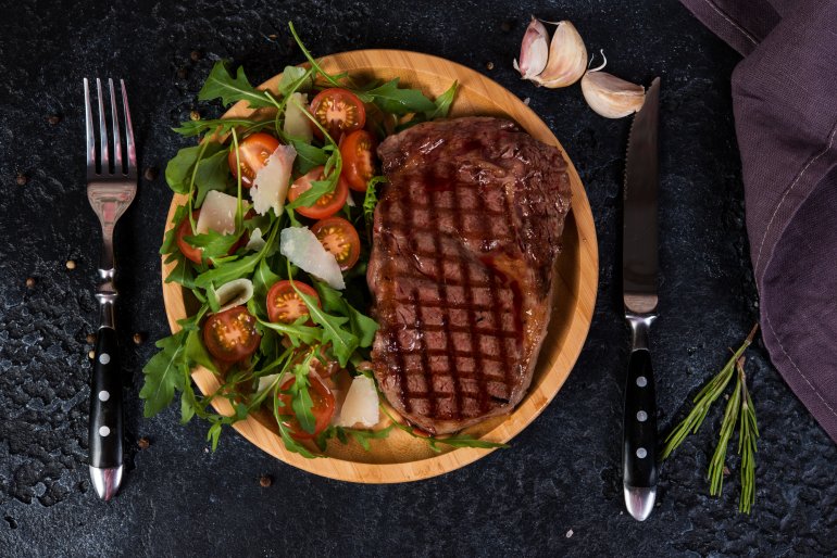 Стейк з&nbsp;руколою та&nbsp;пармезаном