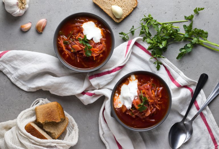 Борщ із копченою курятиною і чорносливом