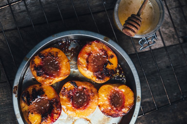 Персиковий десерт фламбе