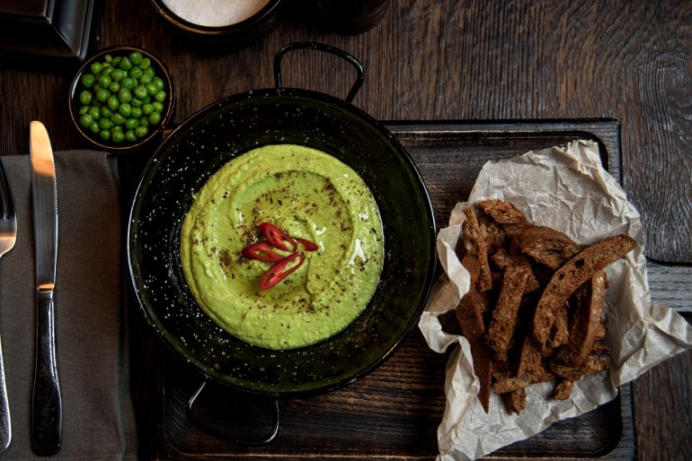 Зеленый салат с&nbsp;хумусом