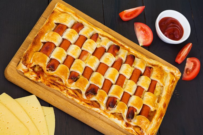 Пирог с&nbsp;сосисками