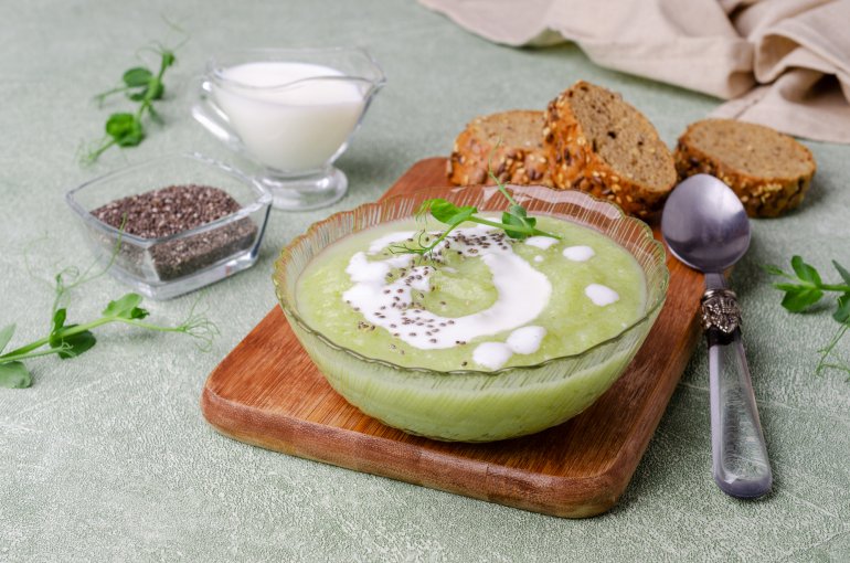 Суп з авокадо, огірком і руколою