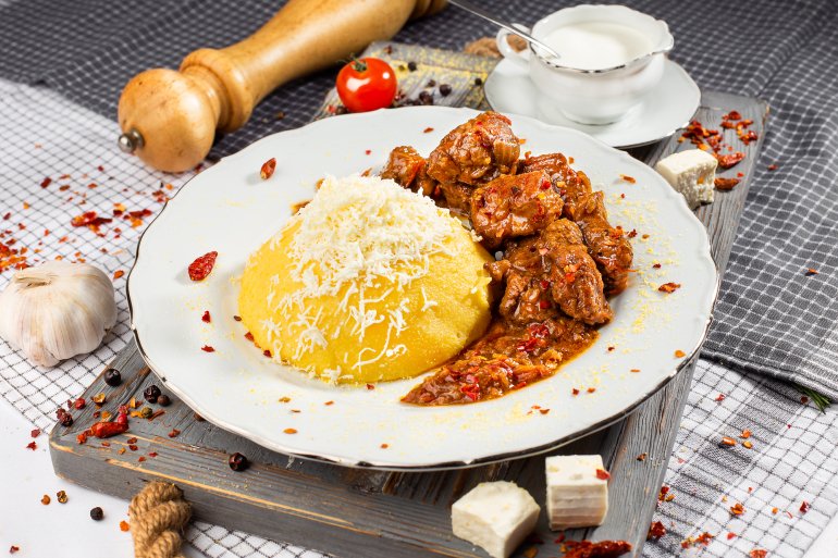 Кукурудзяна каша з&nbsp;гуляшем