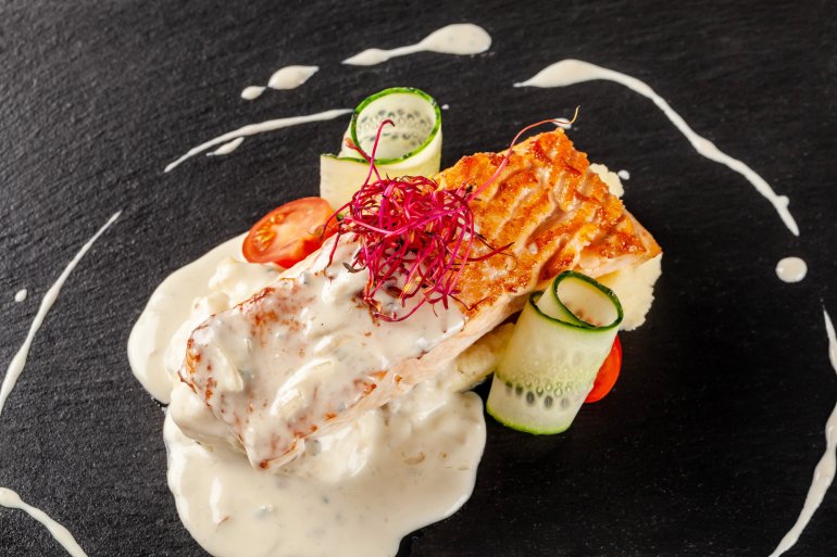 Лосось під білим соусом