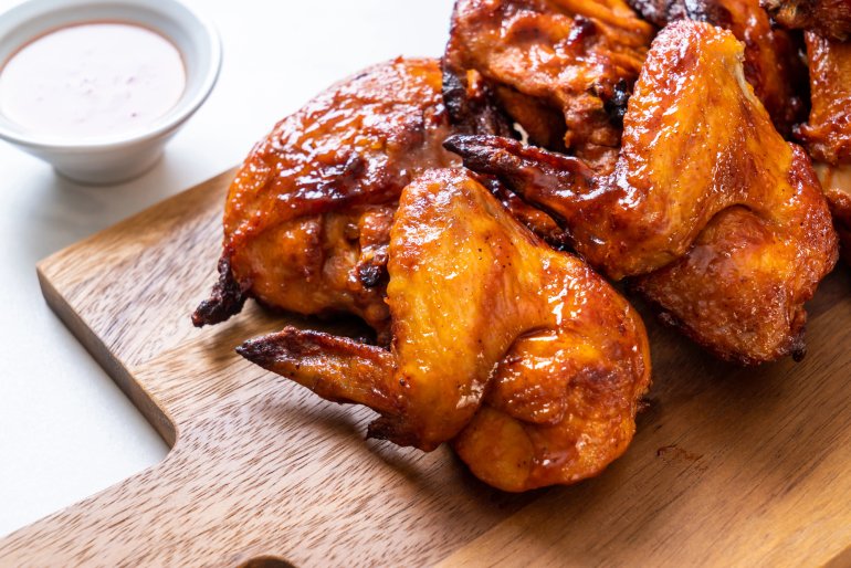 Курячі крильця в&nbsp;пивному маринаді мають карамельний колір
