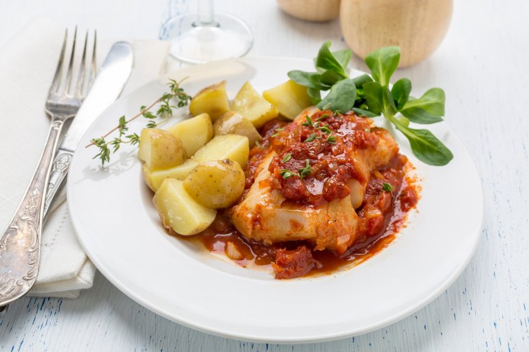 Картофель с рыбой в томатном соусе