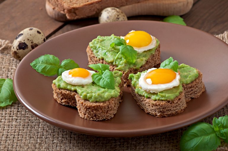 Тосты с авокадо и яйцом