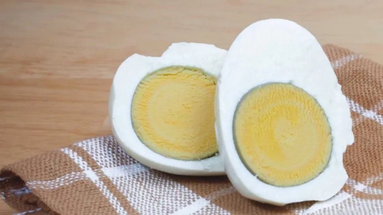 Фото: <a href="https://www.sciencefocus.com/nature/why-do-hard-boiled-eggs-sometimes-get-a-grey-ring-round-the-yolk" target="_blank" rel="noopener" style="--tw-scale-x: 1; --tw-scale-y: 1; --tw-pan-x: ; --tw-pan-y: ; --tw-pinch-zoom: ; --tw-scroll-snap-strictness: proximity; --tw-ordinal: ; --tw-slashed-zero: ; --tw-numeric-figure: ; --tw-numeric-spacing: ; --tw-numeric-fraction: ; --tw-ring-inset: ; --tw-ring-offset-width: 0px; --tw-ring-offset-color: #fff; --tw-ring-color: rgb(59 130 246/0.5); --tw-ring-offset-shadow: 0 0 transparent; --tw-ring-shadow: 0 0 transparent; --tw-shadow: 0 0 transparent; --tw-shadow-colored: 0 0 transparent; --tw-blur: ; --tw-brightness: ; --tw-contrast: ; --tw-grayscale: ; --tw-hue-rotate: ; --tw-invert: ; --tw-saturate: ; --tw-sepia: ; --tw-drop-shadow: ; --tw-backdrop-blur: ; --tw-backdrop-brightness: ; --tw-backdrop-contrast: ; --tw-backdrop-grayscale: ; --tw-backdrop-hue-rotate: ; --tw-backdrop-invert: ; --tw-backdrop-opacity: ; --tw-backdrop-saturate: ; --tw-backdrop-sepia: ; color: rgb(66, 160, 254); text-decoration-line: none;">Science Focus</a>