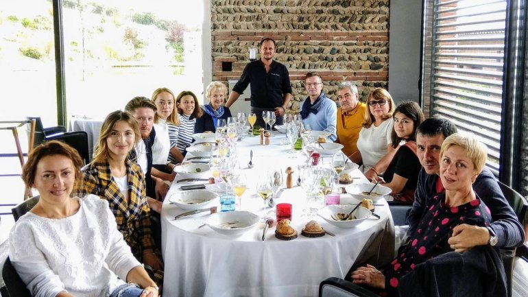 Обовʼязково в&nbsp;програмі у&nbsp;Франції є&nbsp;ресторан Мішлену