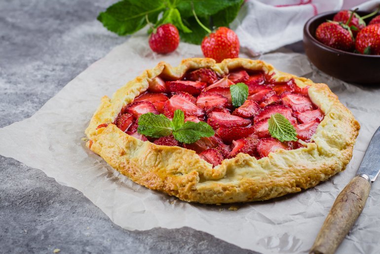 Відкритий пиріг з&nbsp;полуницею