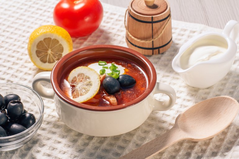 Солянка с&nbsp;охотничьими колбасками