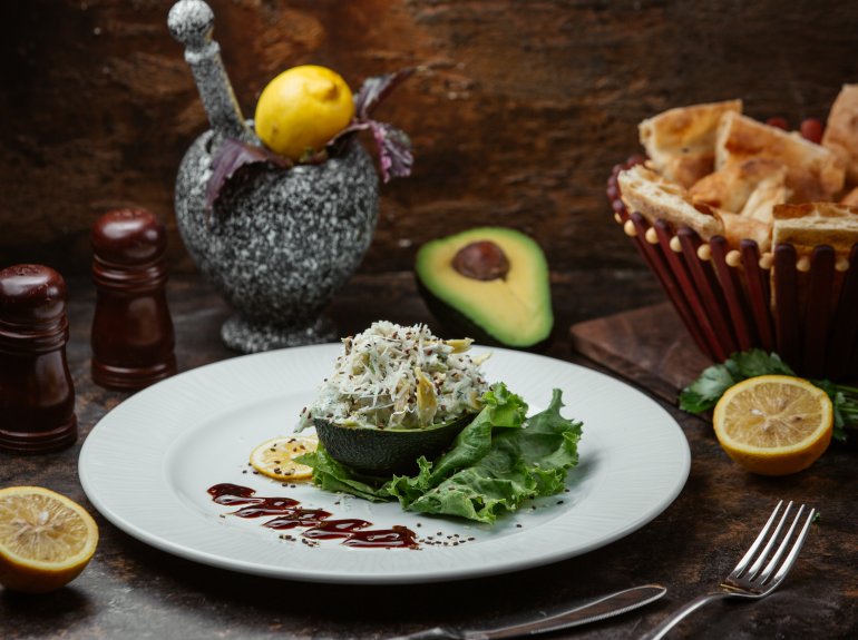 Салат «Лодочка» с&nbsp;авокадо