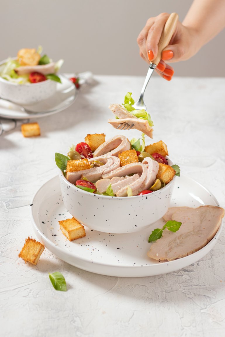 Їжа іншою рукою може допомогти схуднути. Фото: www.pexels.com