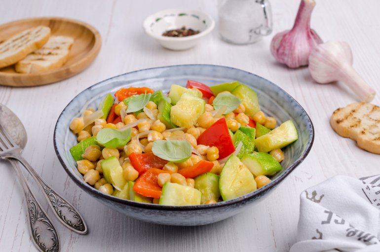 Салат з&nbsp;цукіні, нутом і&nbsp;перцем&nbsp;— варіант, як&nbsp;додати відразу 2&nbsp;непоширених інгредієнта в&nbsp;1&nbsp;страву