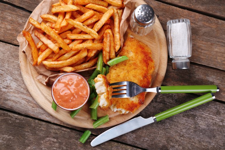 Куряче філе у&nbsp;паніруванні з&nbsp;фрі та&nbsp;соусом