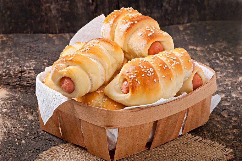 Сосиски в&nbsp;дрожжевом слоеном тесте.