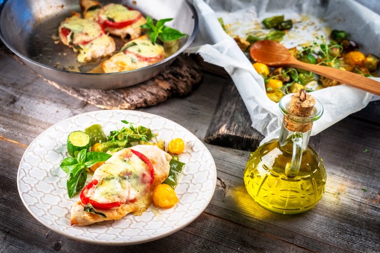 Курятина з&nbsp;помідорами й&nbsp;сиром