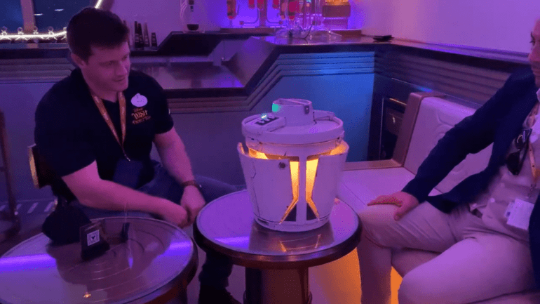 Коктейль Kaiburr Crystal. Фото: www.disneydining.com