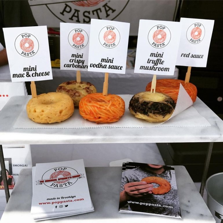 Пончики-спагеті бувають з&nbsp;різними смаками. Фото: instagram.com/pop_pasta