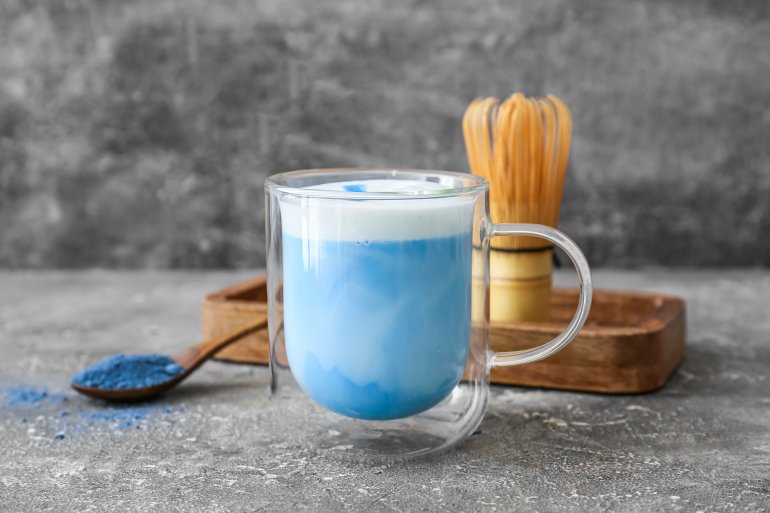 Матча лате готується на&nbsp;основі порошку із&nbsp;квітів кліторії трійчастої