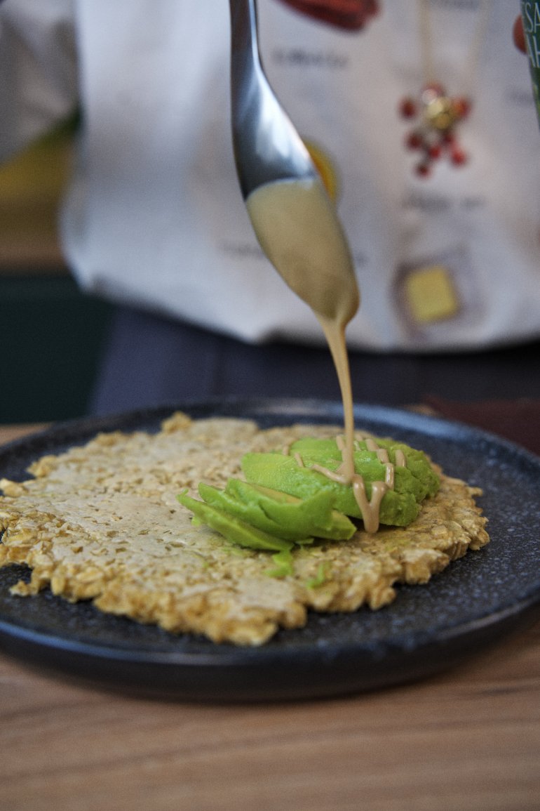 Млинець подаємо з&nbsp;пастою тахіні. Фото: SHUBA