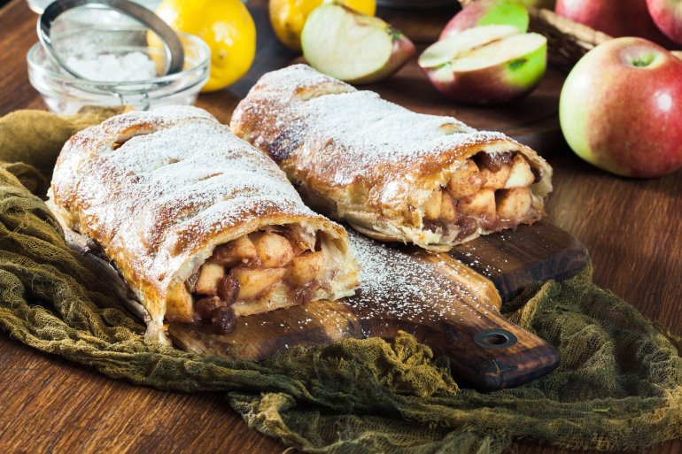 Штрудель з&nbsp;яблуками