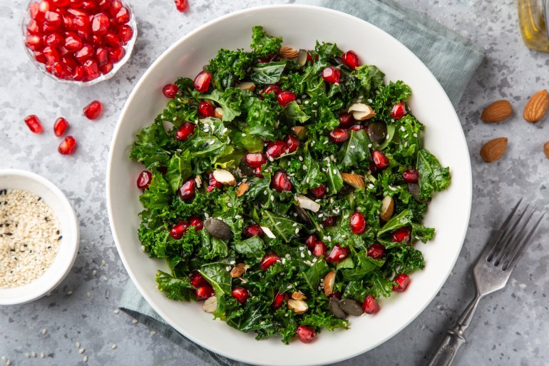 Салат из&nbsp;кейла и&nbsp;граната