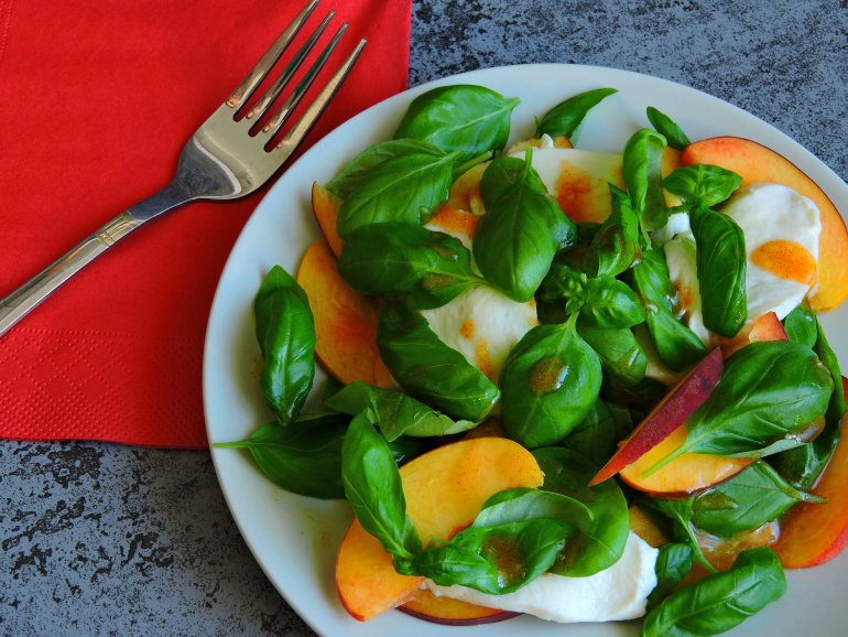 У&nbsp;салаті капрезе томати можна замінити на&nbsp;персики, нектарини або сливи