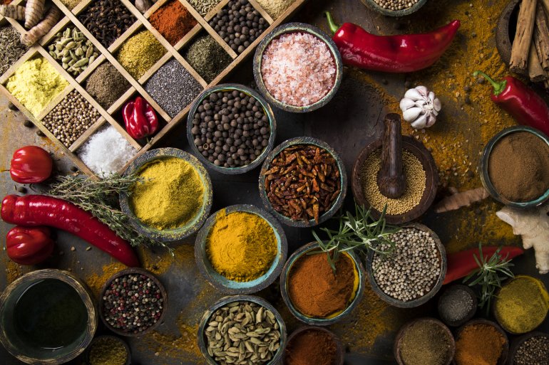 Різномаїття індійських прянощів і спецій
