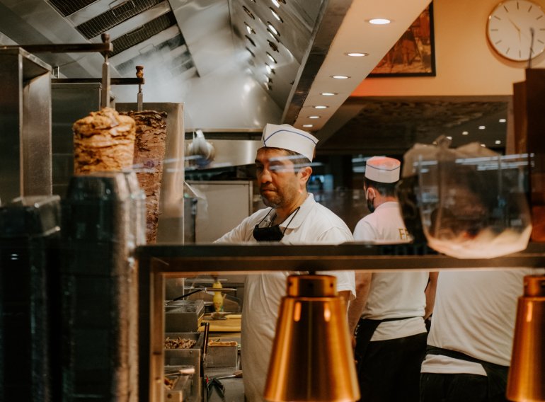 Дьонер-дюрюм&nbsp;— аналог арабської шаурми та&nbsp;грецького гіроса