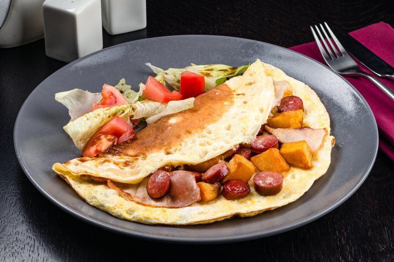 Омлет із&nbsp;шинкою та&nbsp;сосисками