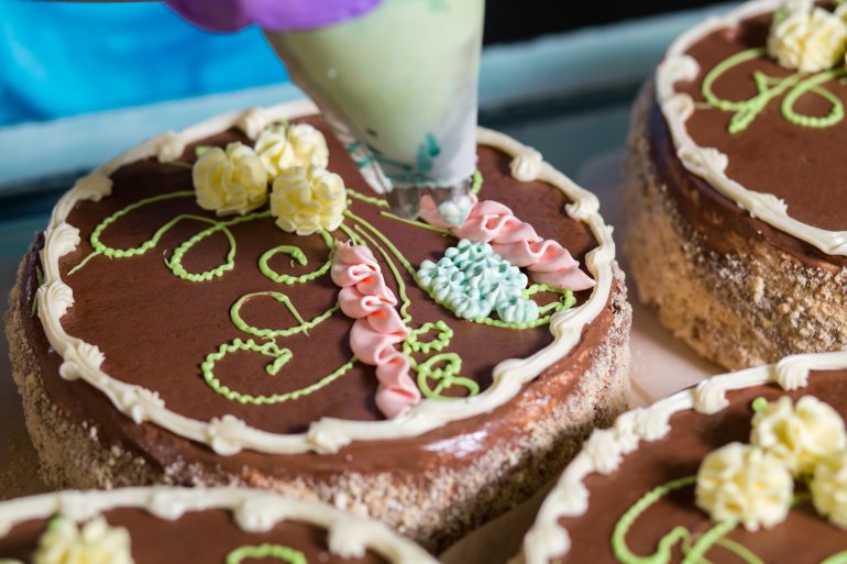 Прикрашання торта «Київський»