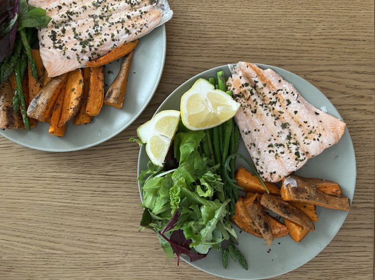 батат, дикий лосось, спаржа і&nbsp;зелений салат&nbsp;— приклад страви з&nbsp;мого раціону