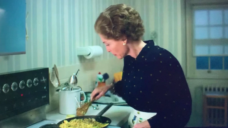 Маргарет Тэтчер готовит кетжери в&nbsp;сериале «Корона». Фото: YouTube