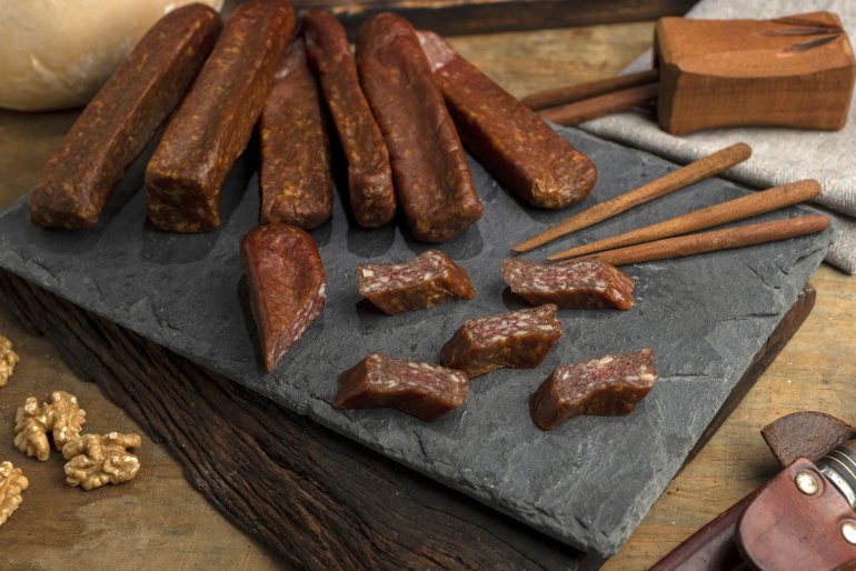 Карнації&nbsp;— сиров’ялені яловичі ковбаски, бессарабський спеціалітет