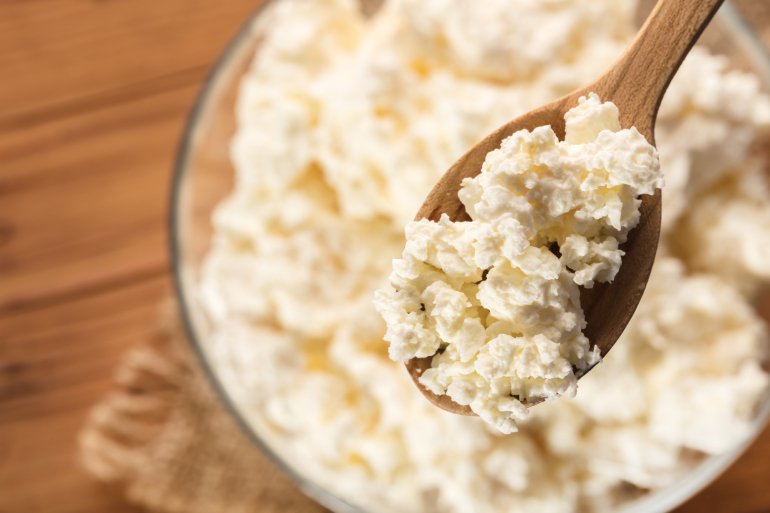 Кисломолочний сир вкрай корисний для кісток