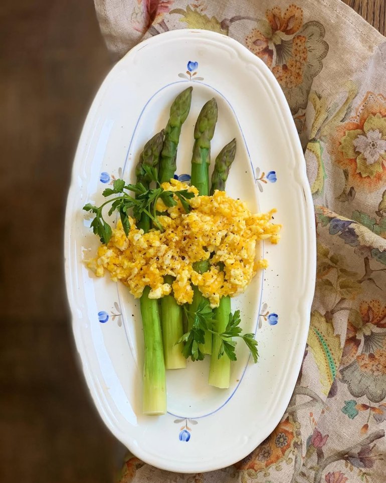 Спаржа з&nbsp;соусом. Фото: Олена Ольшевська