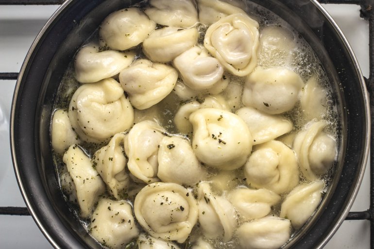 Забагато пельменів на каструлю