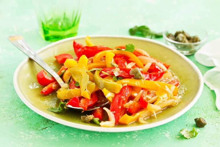 Салат из&nbsp;красного перца с&nbsp;орехами