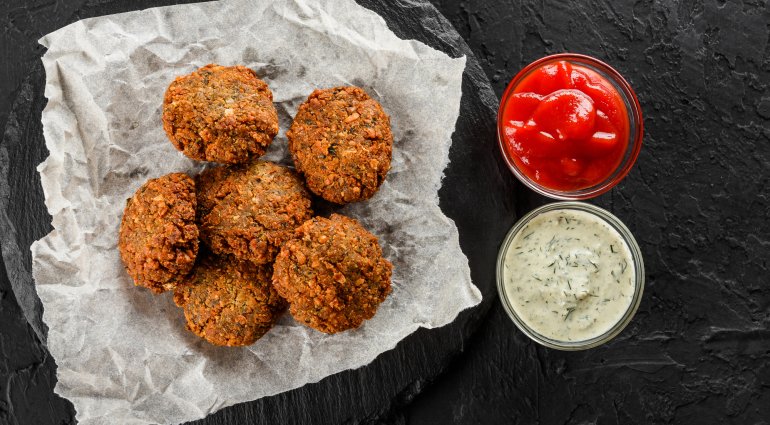 Фалафель, кетчуп і&nbsp;соус із&nbsp;йогурту