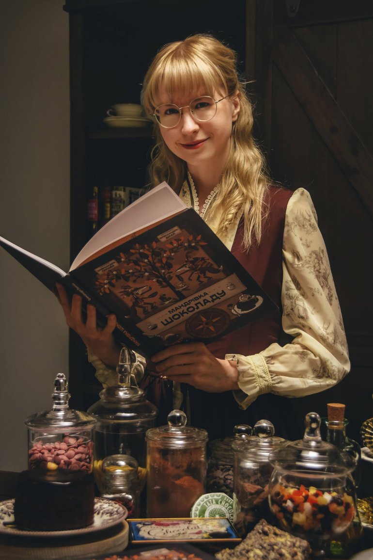 Олександра Орлова з&nbsp;книжкою «Мандрівка шоколаду»