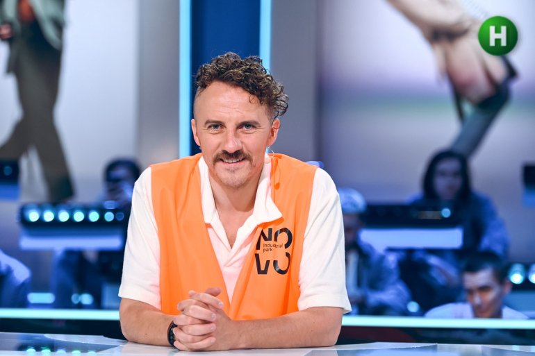 Євген Клопотенко їсть варену гречку