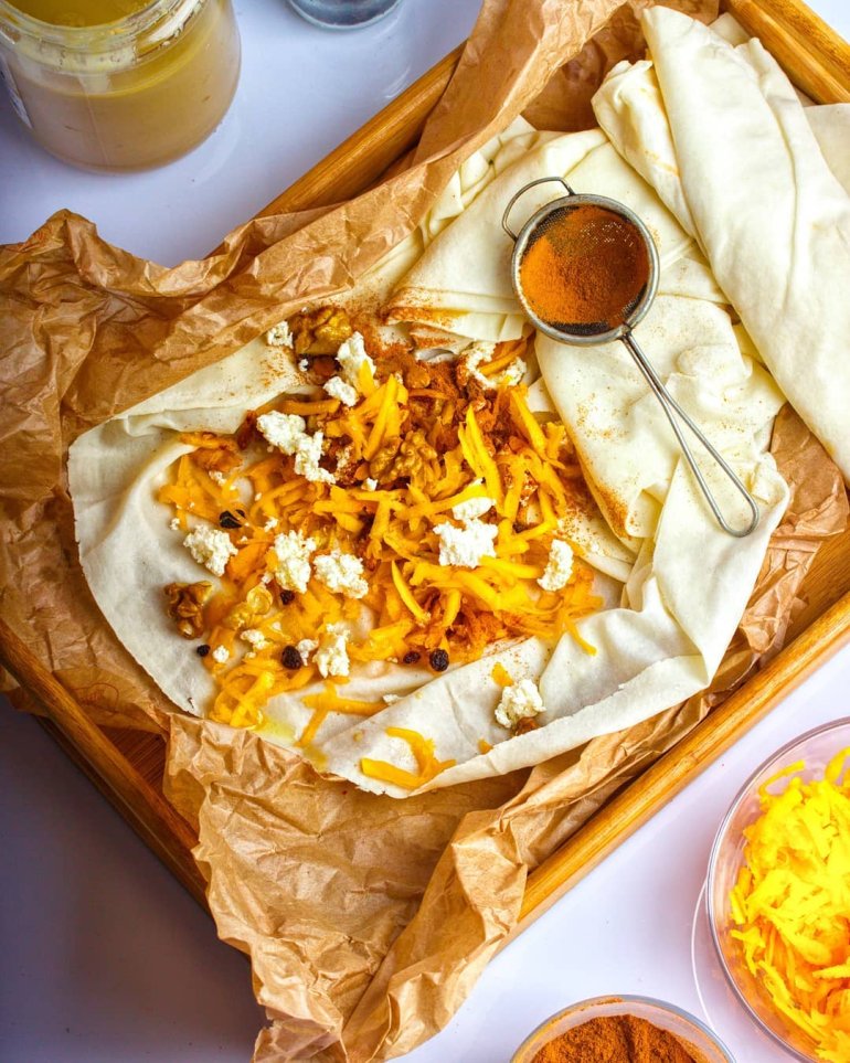 Готове тісто філо треба просто перекласти начинкою. Фото: Instagram/stambulka