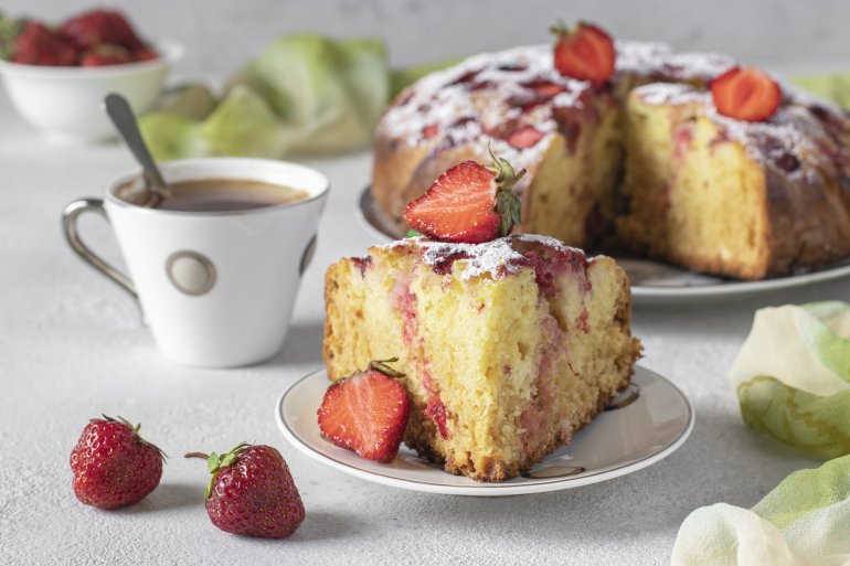 Шарлотка з&nbsp;полуницею