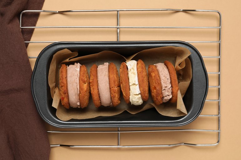 Форма, застеленная пергаментной бумагой